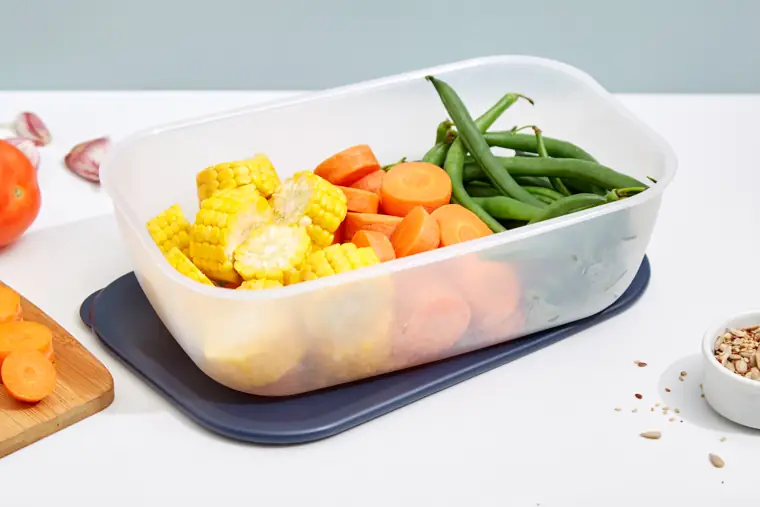 Contenedor rectangular con verduras
